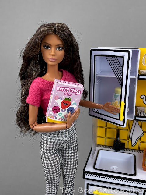 Cereal box accessory scale with Lena doll