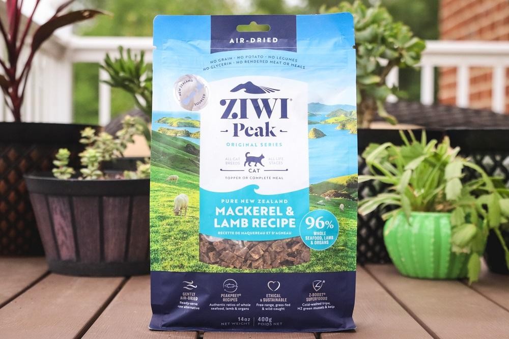 Close-up of ZIWI Peak Air-Dried Mackerel &amp; Lamb Recipe Cat Food chunks, showing texture