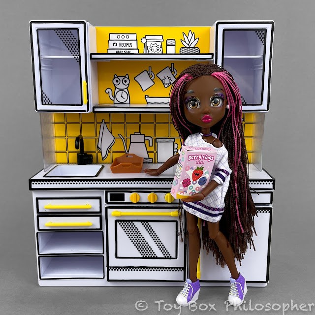 FailFix doll Jenny at Miniverse Make It Mini Kitchen set