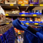 Fresh produce in a grocery store, representing food safety and FDA recalls in December.