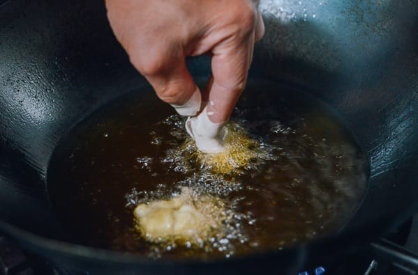 Frying chicken in wok, thewoksoflife.com