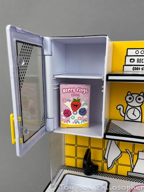 Miniverse Make It Mini Kitchen set berry cereal box cupboard placement