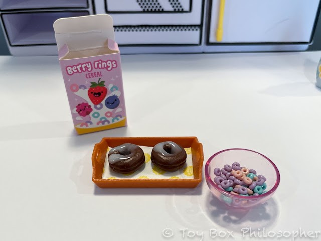 Miniverse Make It Mini Kitchen set berry cereal packaging and contents