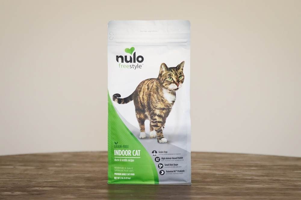 Nulo Freestyle Duck &amp; Lentils Grain-Free Indoor Dry Cat Food kibble close up