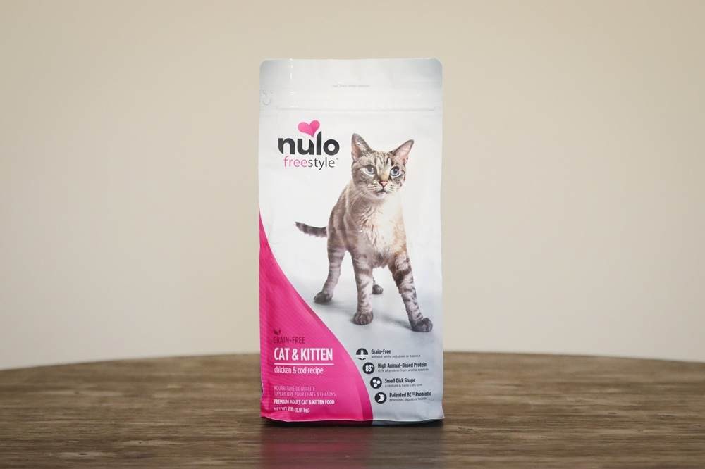 Nulo Freestyle Grain Free Cat &amp; Kitten Chicken &amp; Cod Recipe close up of kibble