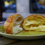 The túrós batyú (cottage-cheese filled pastry) served at Három Tarka Macska in Újlipótváros might just be the most delicious in all of Budapest. Photo: Tas Tóbiás