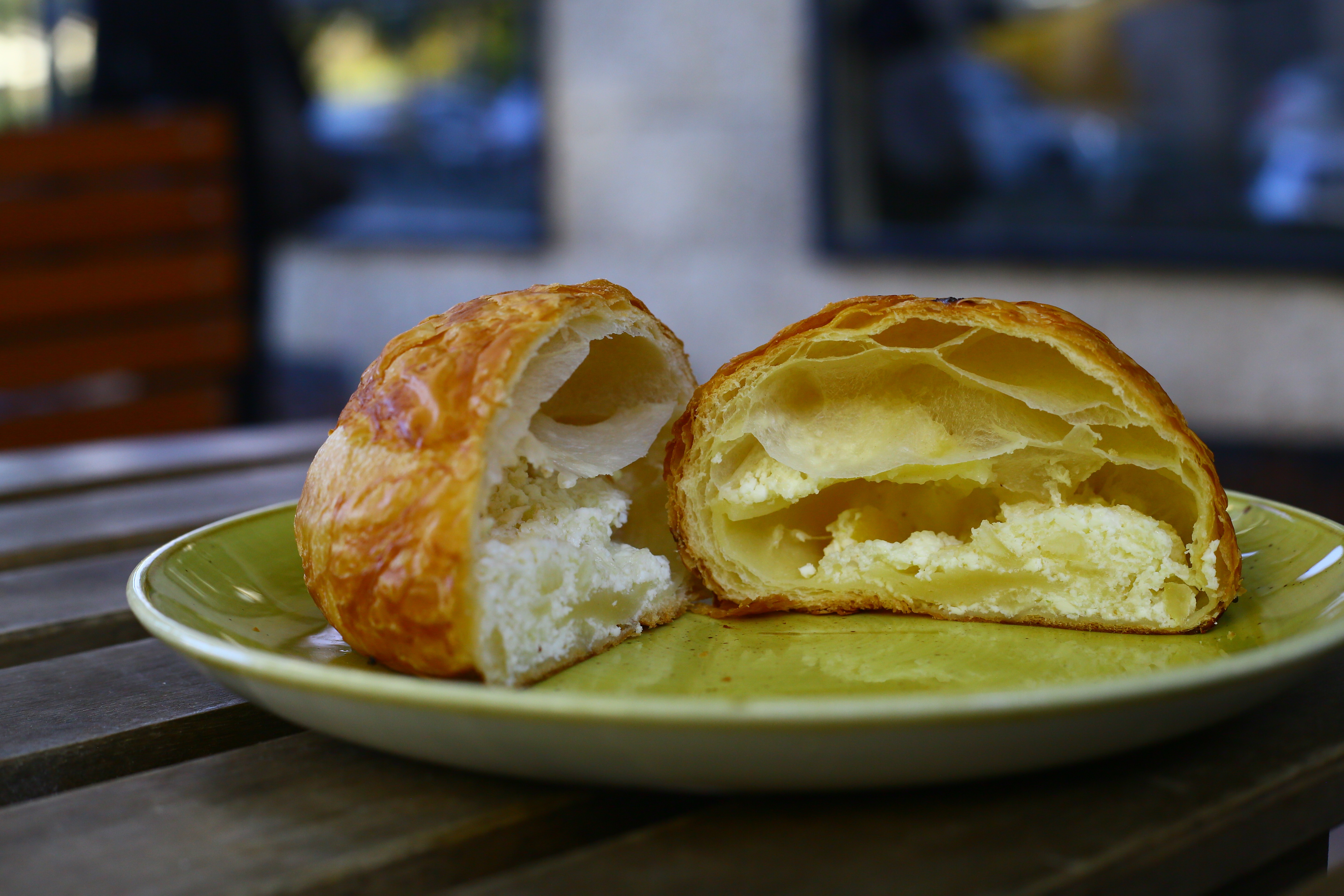 The túrós batyú (cottage-cheese filled pastry) served at Három Tarka Macska in Újlipótváros might just be the most delicious in all of Budapest. Photo: Tas Tóbiás