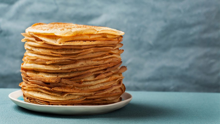 Dominican Yaniqueques street food with crispy dough. Alt text: Yaniqueques, a popular Dominican street food, showcasing a crispy fried dough that is perfect for a quick and tasty snack.