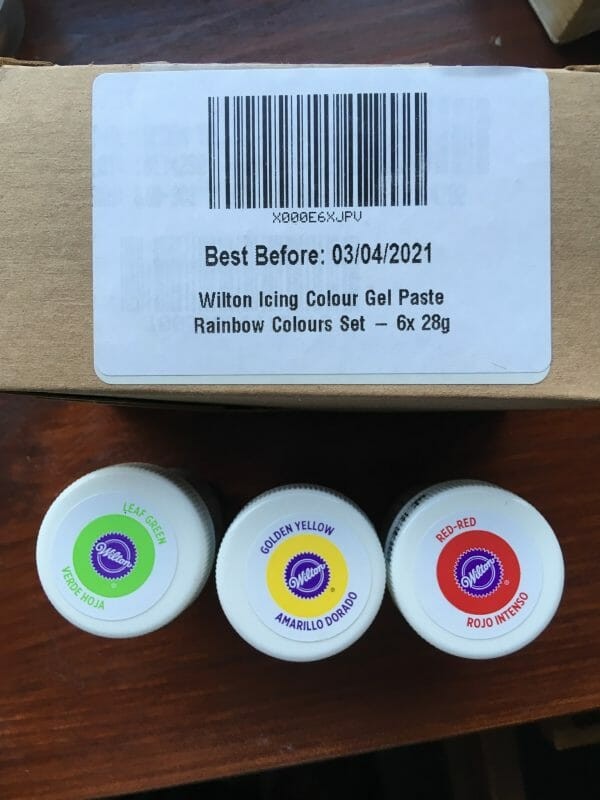 Food coloring for icing can be used to dye threads
