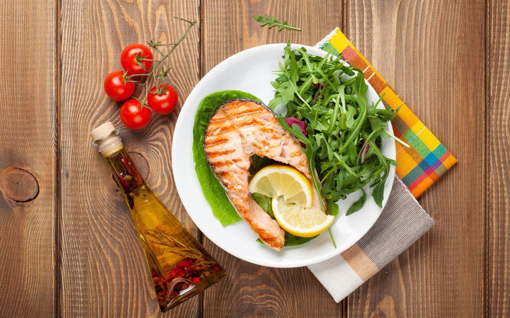 Fresh salmon with asparagus and lemon