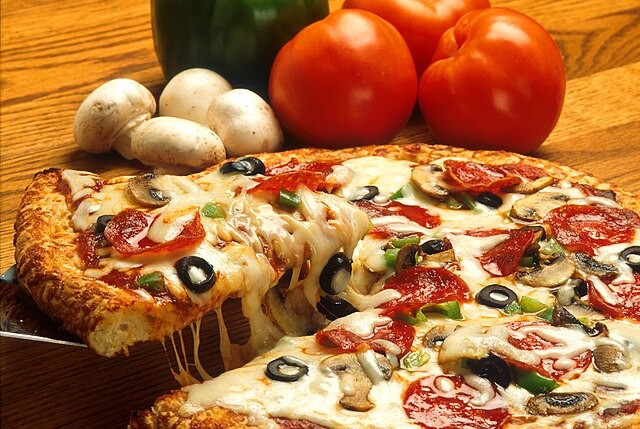 A side-by-side comparison of Italian and American pizza styles, highlighting differences in crust thickness, toppings, and overall presentation