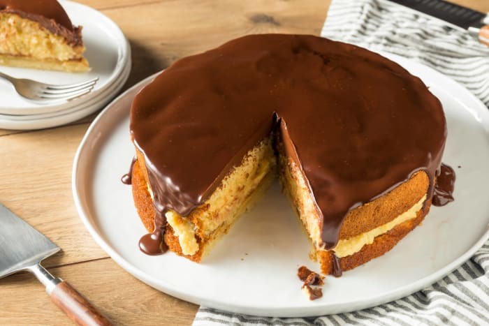 Boston cream pie / Shutterstock.com