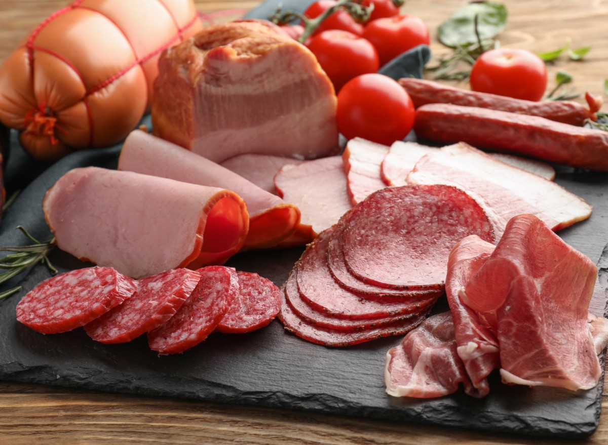 A side-by-side comparison of processed meats with and without nitrates, highlighting the alternative curing methods and labeling differences.