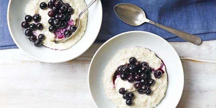 Porridge with blueberry compote, a low-GI option for healthy skin