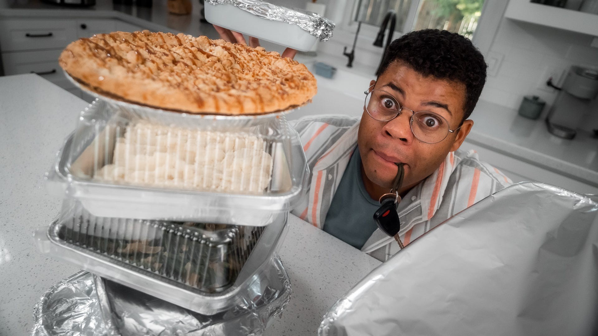 Vacuum-insulated food container