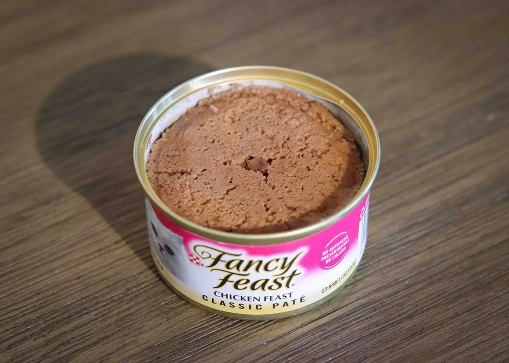 Close-up Image of Fancy Feast Wet Canned Cat Food Chicken Feast Classic Pate