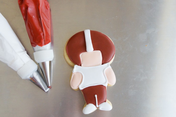 Step-by-step tutorial for achieving a deep maroon color in royal icing