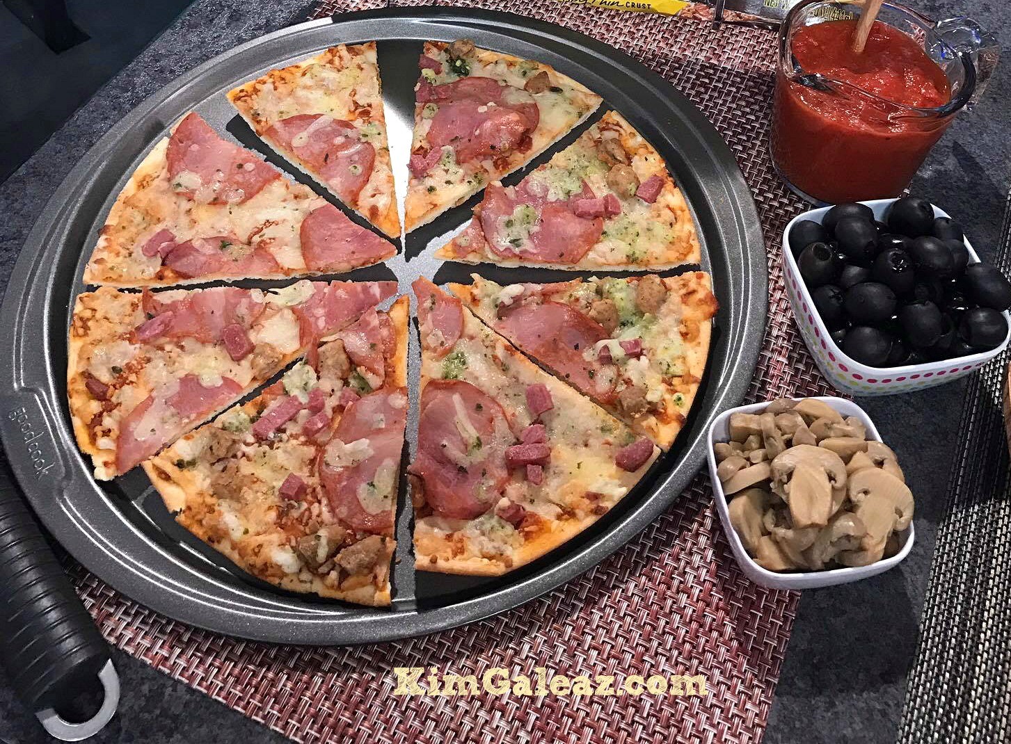 Cheese pizza with tomato sauce