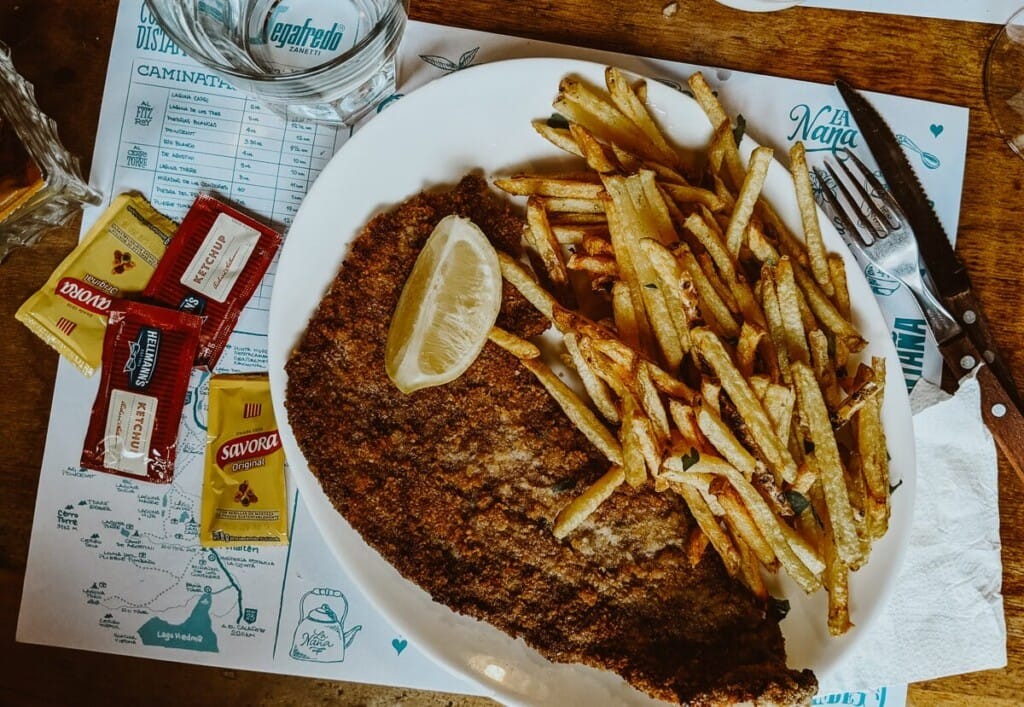 Milanesa with french fries and ketchup