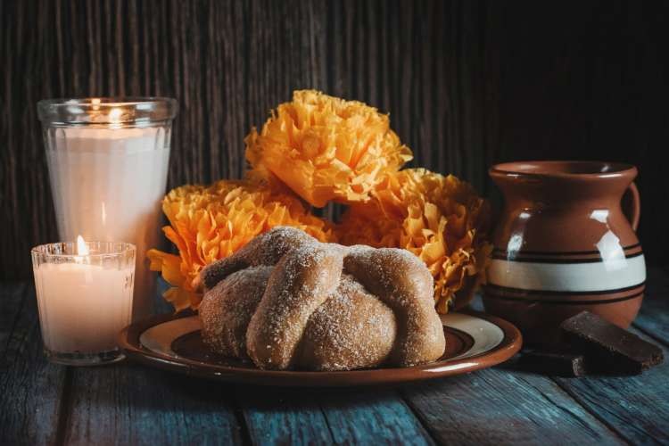 Pan de muertos adorned on an ofrenda