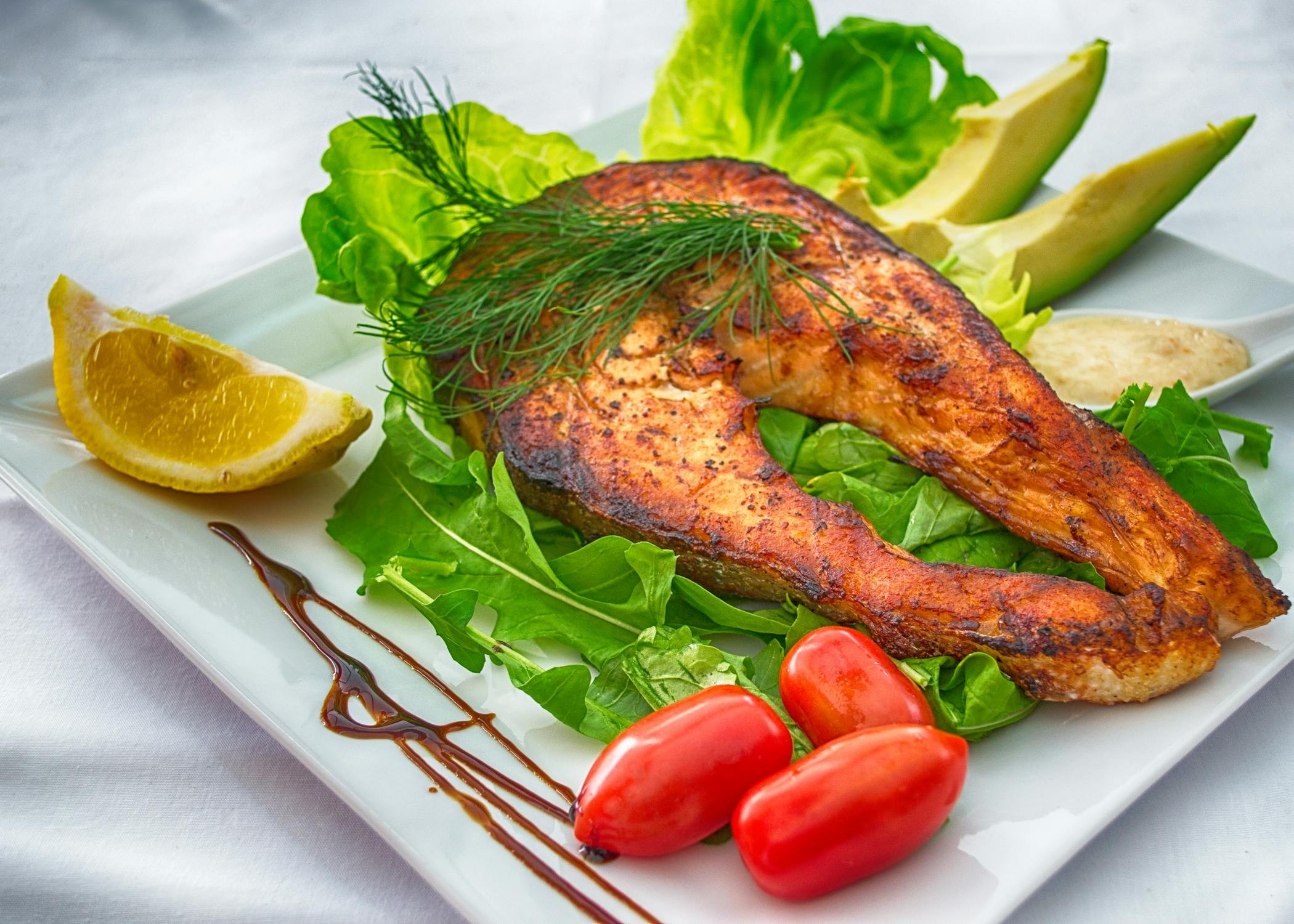 Baked salmon with asparagus and lemon