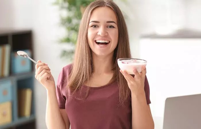 Plain Greek yogurt enhances satiety and supports healthy digestion