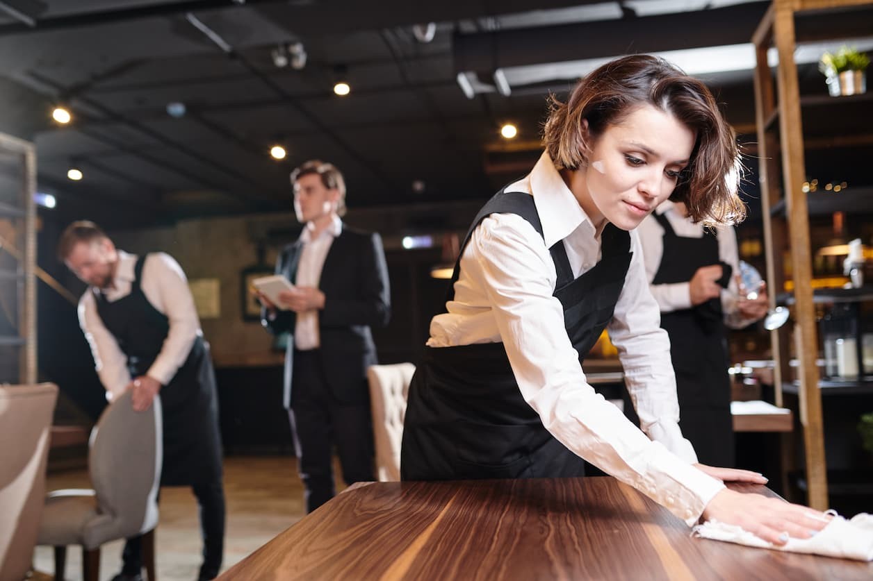 Responsibilities of a food handler visualized