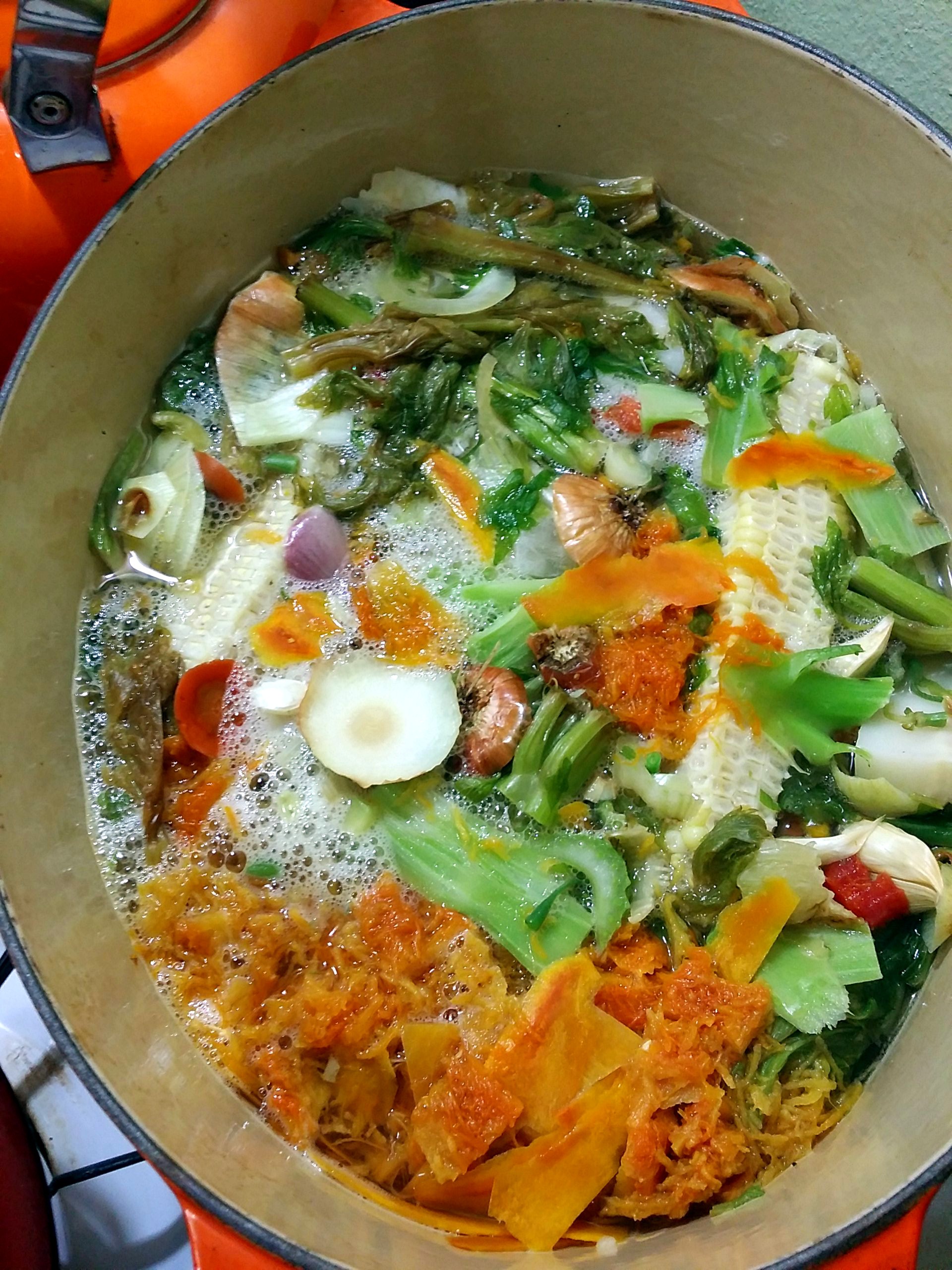 Simmering vegetable broth