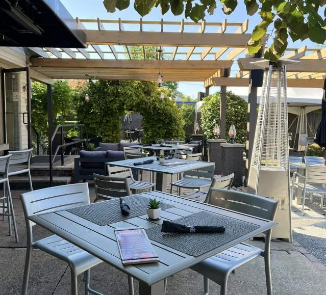 Outdoor Dining at Foods.edu.vn