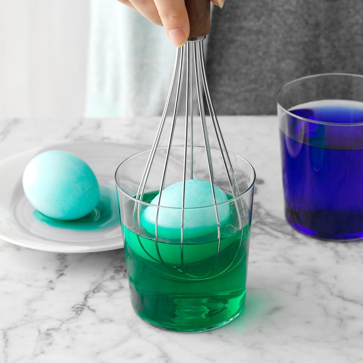 Dyeing eggs with food coloring using a whisk