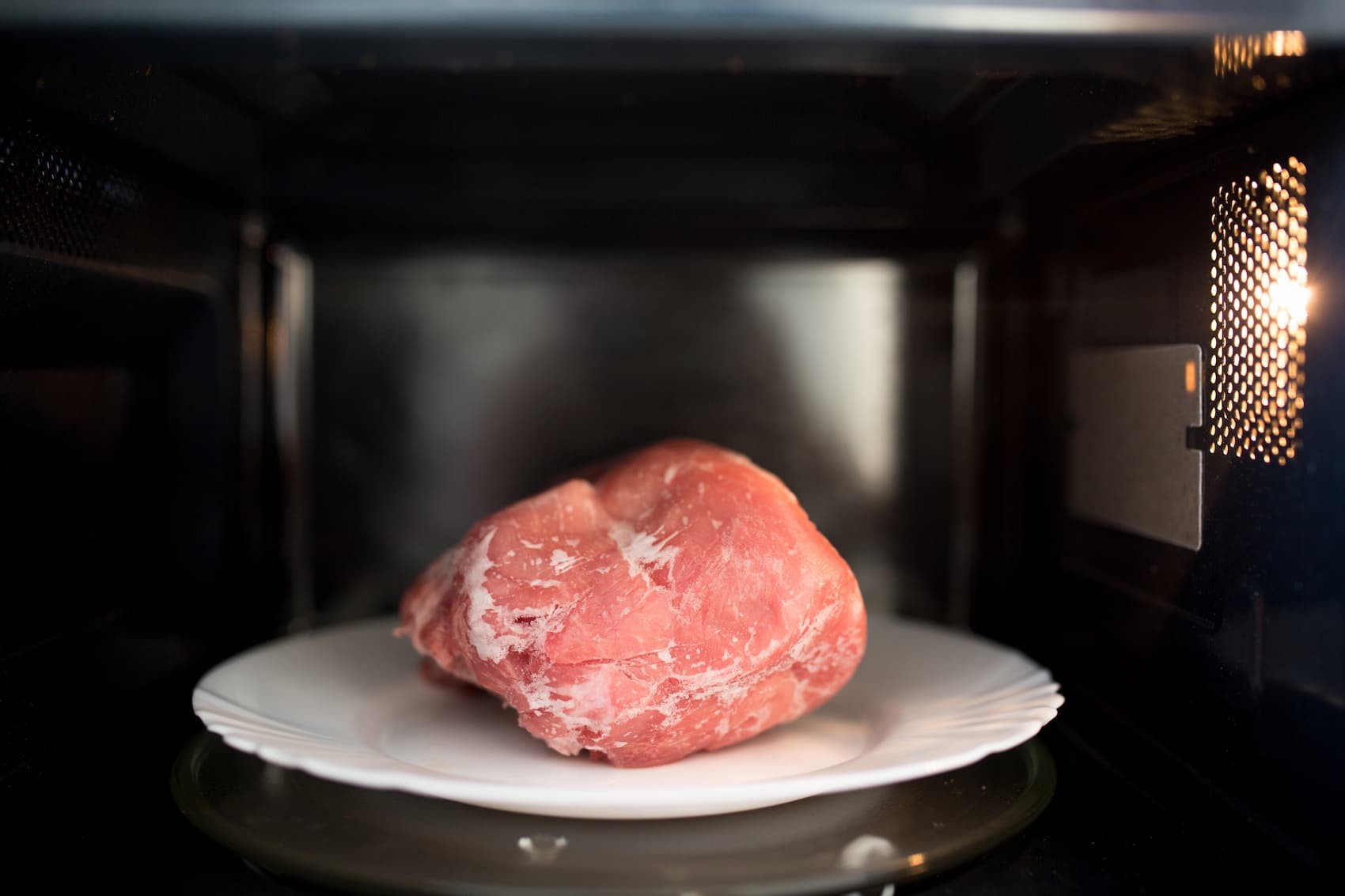 Thawing food quickly in the microwave