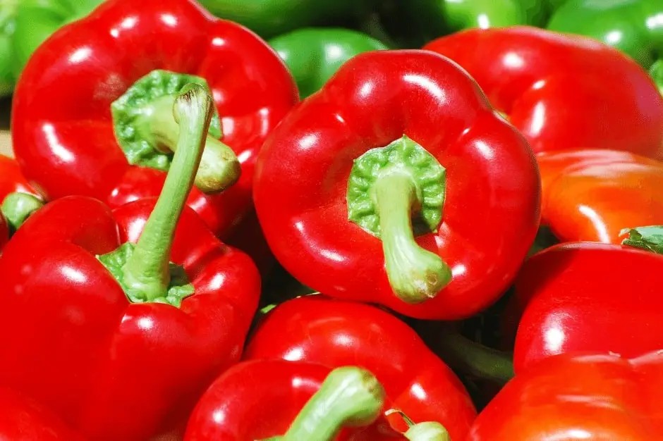 Red bell peppers for eye health with high dose of vitamin C per calorie